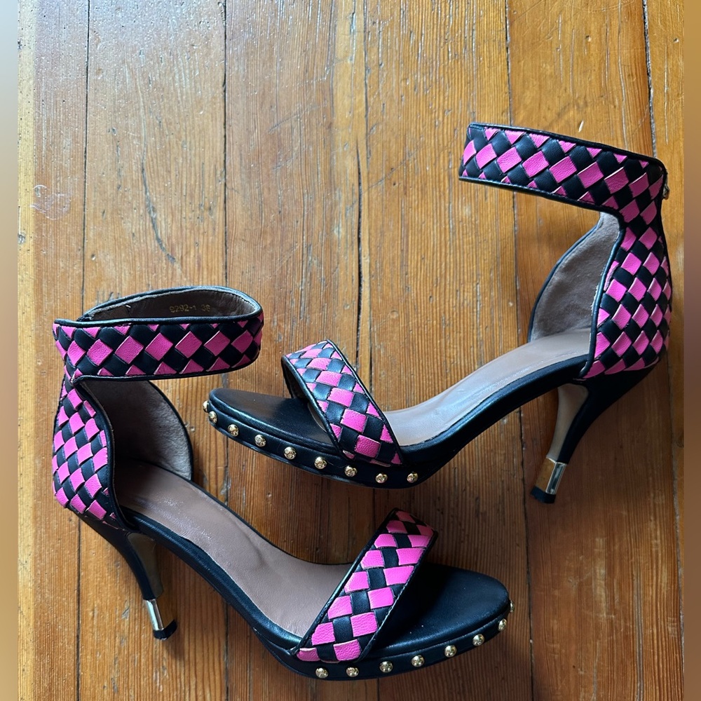 New BEAUTIFUL Givenchy Stylish Pink and Black Women's Heels - Picture 4 of 15